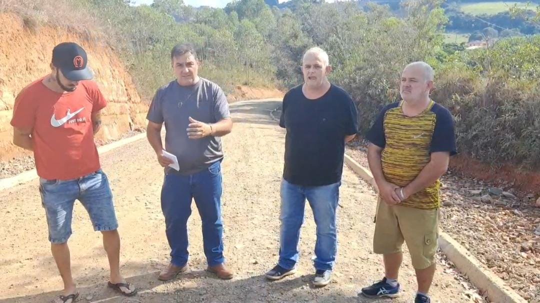 Prefeito ex prefeito e vereadores visitaram obra de calçamento